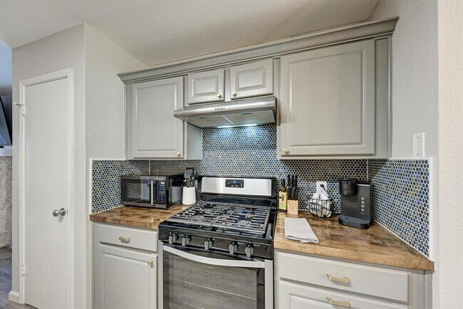Building Photo - 2022 Balsam Way