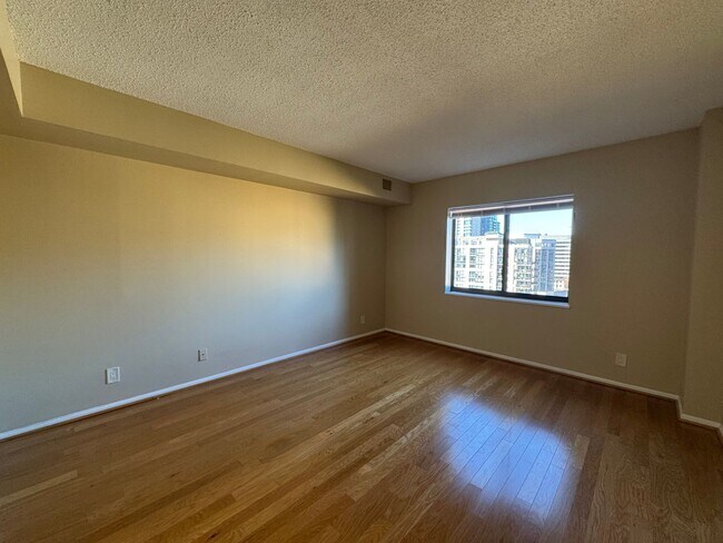 Building Photo - Luxurious Double Suite Condo With 2 Full Baths and Sunroom In Desired Belvedere Condominiums