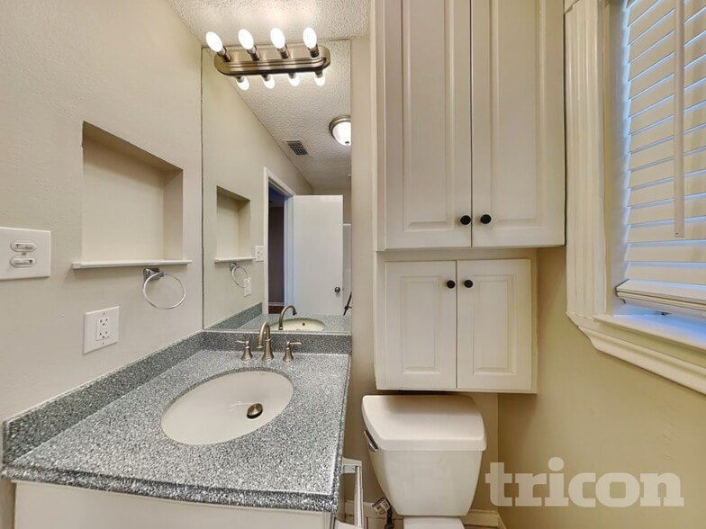 Building Photo - 2710 Jewell Dr