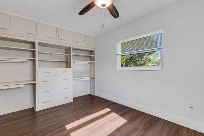 Building Photo - Modern Sarasota 3 Bedroom Home With Separa...