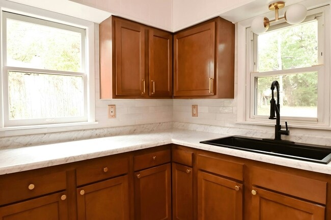 Building Photo - 1431 E Rouse Ave