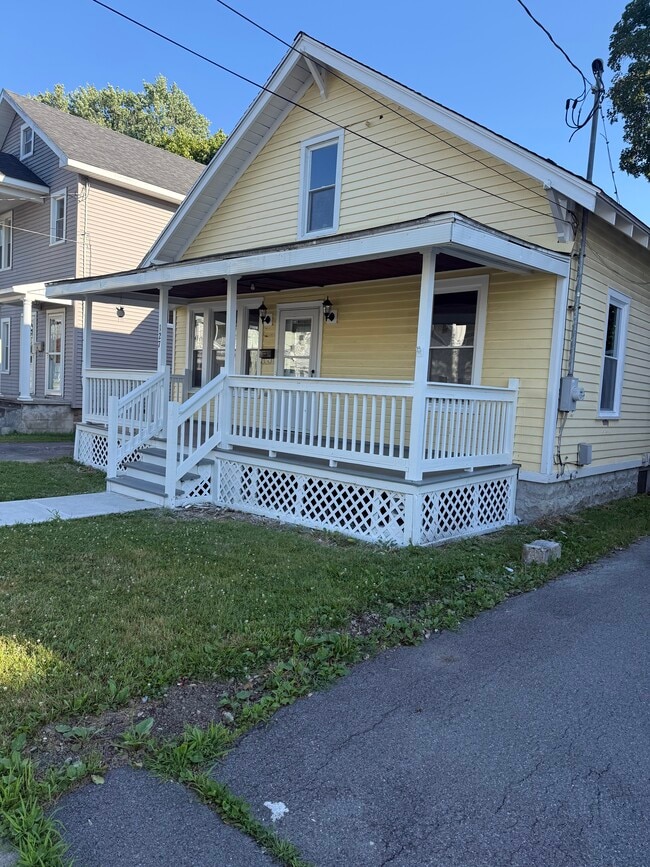 Building Photo - 127 Hawthorne Ave