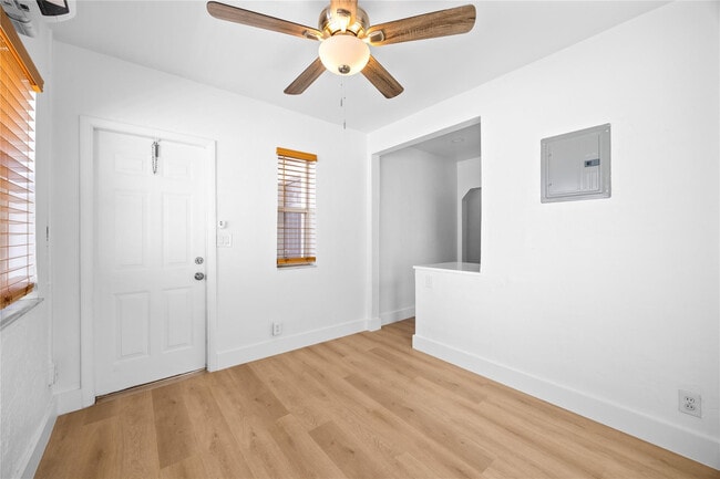 Building Photo - 412 SE 16th St