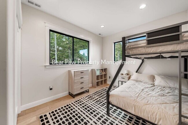 Building Photo - Gorgeous Home on Bear Mountain!