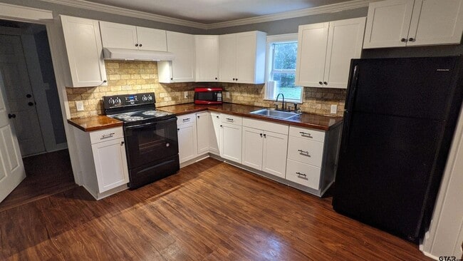 Building Photo - 2009 W Shaw St