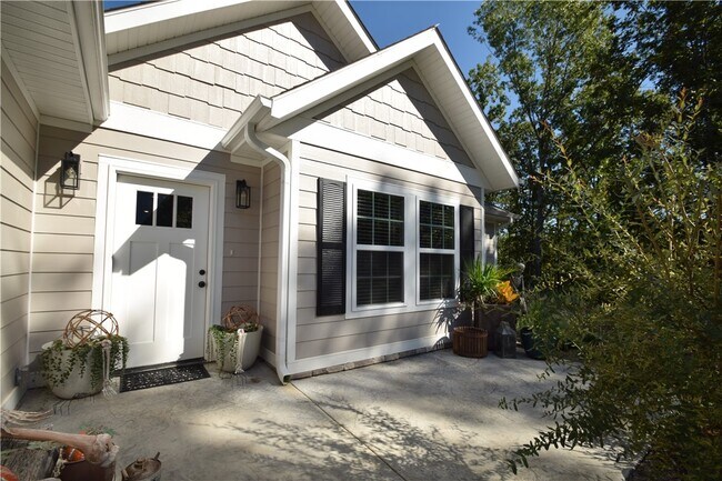 Building Photo - 42 Tummell Dr