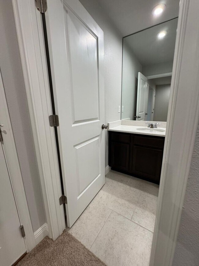 Building Photo - Beautifully maintained 3-bedroom, 2.5-bath townhome