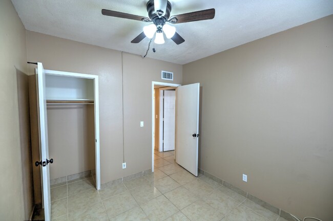 Building Photo - 3 bed 2 bath townhouse