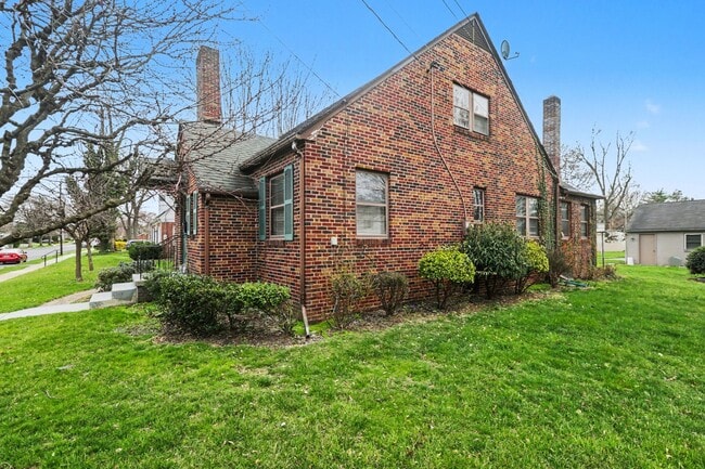 Building Photo - 2327 Chestnut St