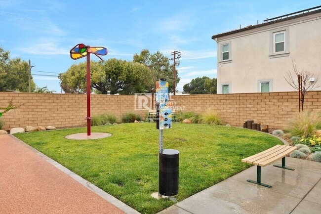 Building Photo - 365 Huntington Ct