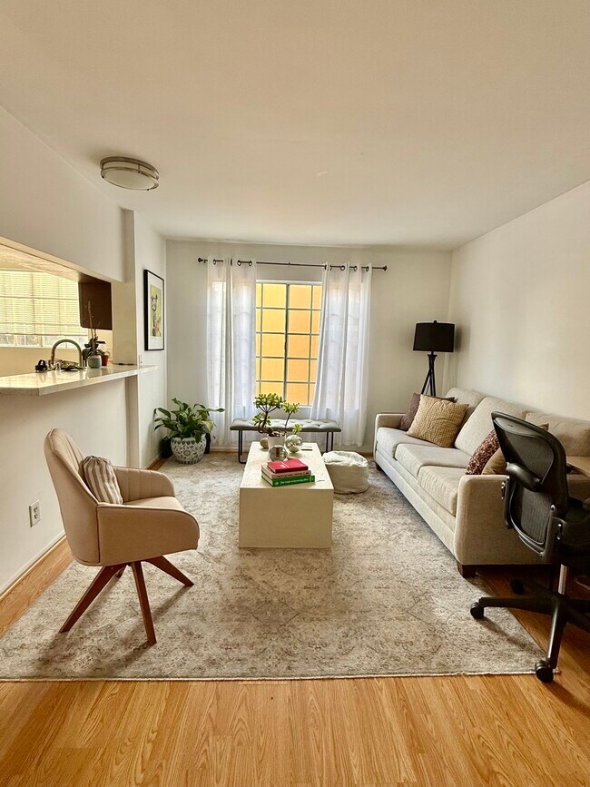 Building Photo - 2456 Arizona Ave