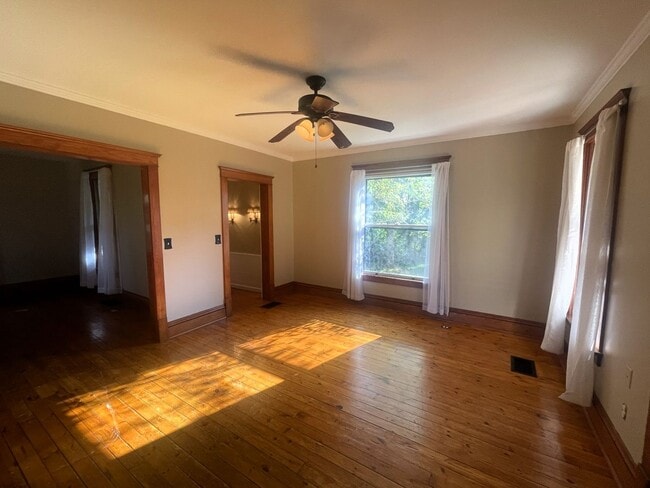 Building Photo - Charming Country Home