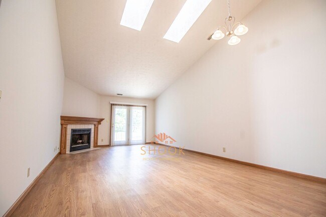 Building Photo - AVAILABLE IN AUGUST - CUTE AND COZY 3 BR HOME IN DESIRABLE NEIGHBORHOOD