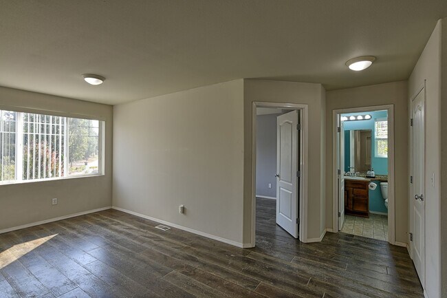 Building Photo - Spacious Craftsman Style Home - Pet Friendly!