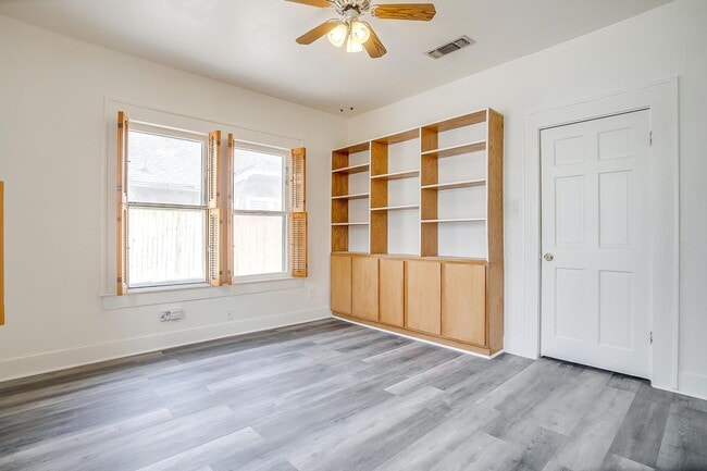 Building Photo - Well Maintained 3 Bed, 2 Bath in Establish...