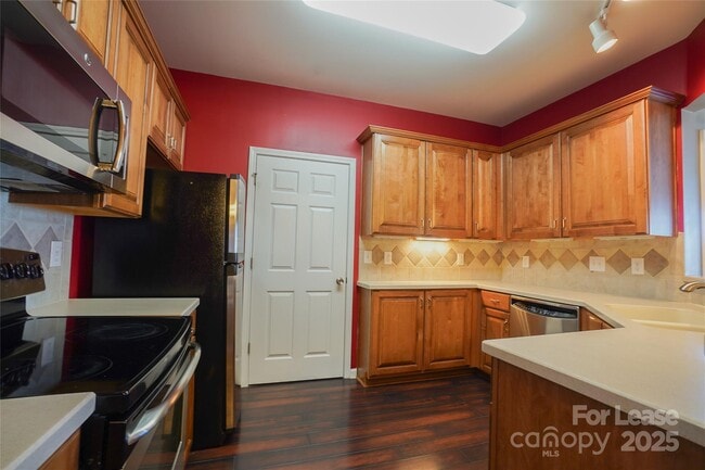 Building Photo - 14746 Via Sorrento Dr