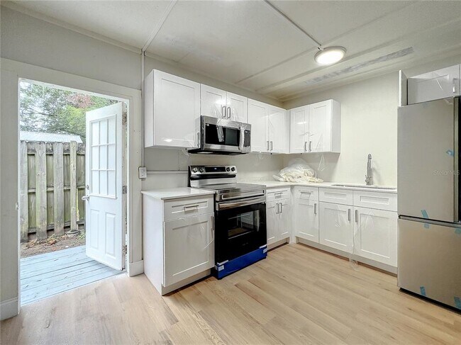Building Photo - 629 NE 26th Ave