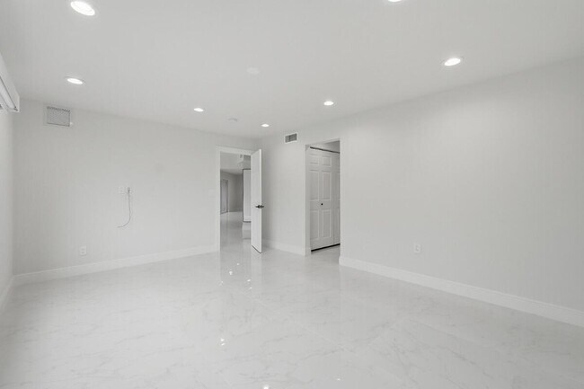Building Photo - 877 NE 195th St