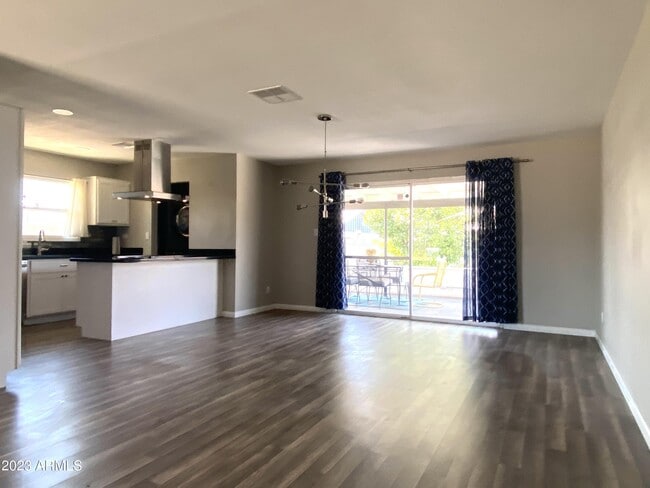 Building Photo - 4627 W Rose Ln