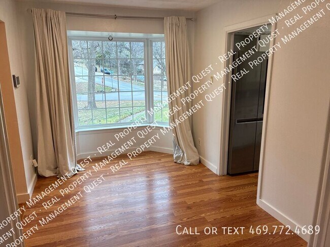 Building Photo - 1001 Crestview Dr