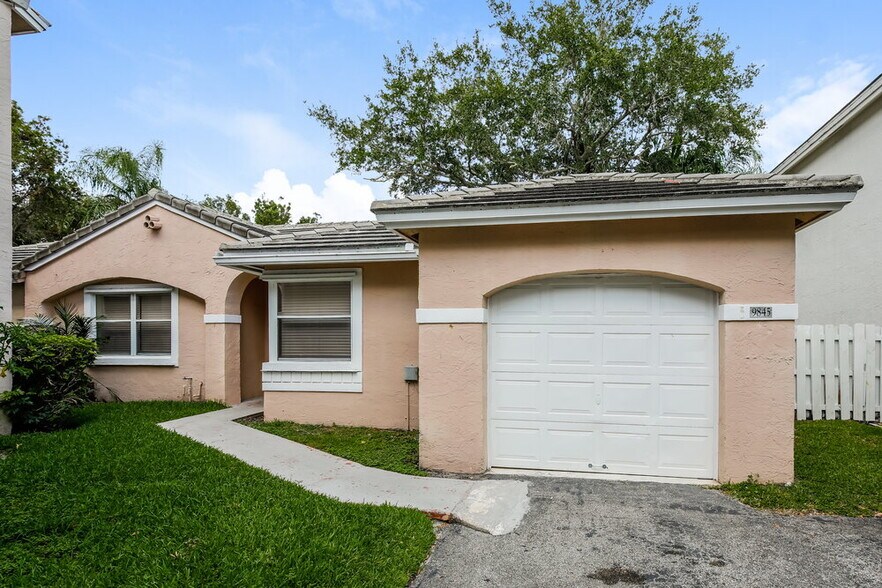 Primary Photo - 9845 NW 9th Ct