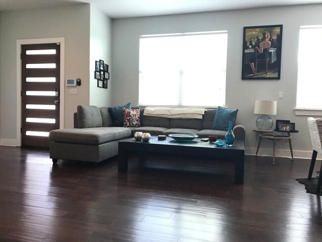Building Photo - BEAUTIFUL, OPEN TOWNHOUSE CLOSE TO DOWNTOWN