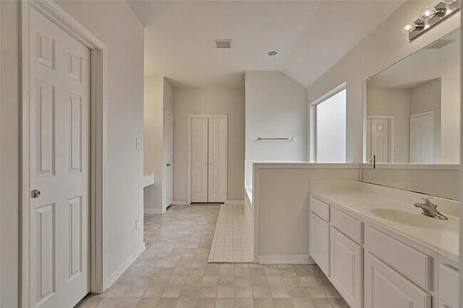 Building Photo - 511 Elm Ridge Dr