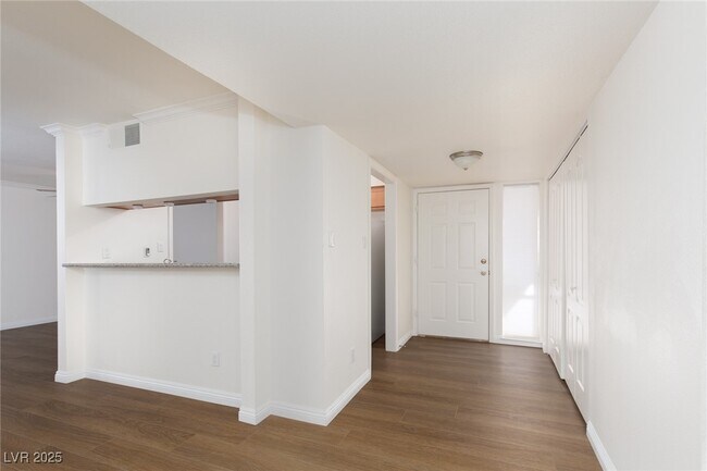 Building Photo - 753 Oakmont Ave