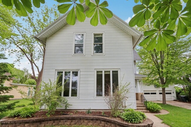 Building Photo - Charming 3-Bedroom Home for Rent in Lake M...