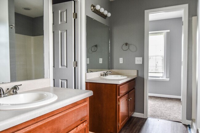 Building Photo - Pet Friendly Three Bedroom!