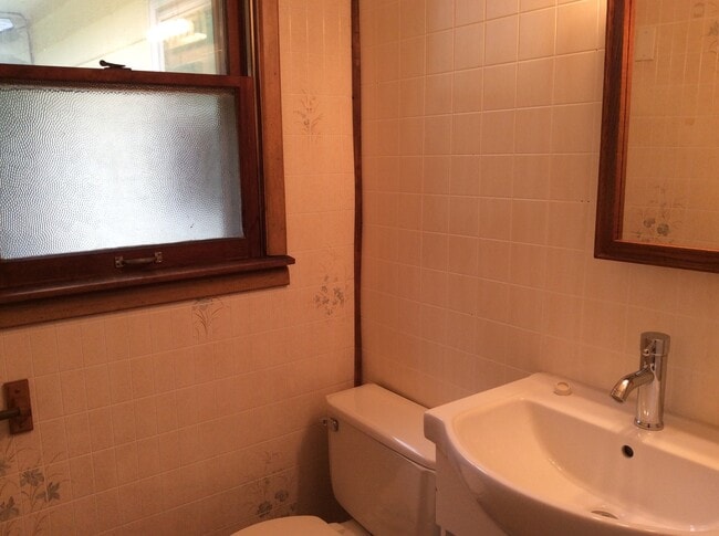 Building Photo - Warren Twp - East side 3 bedroom home