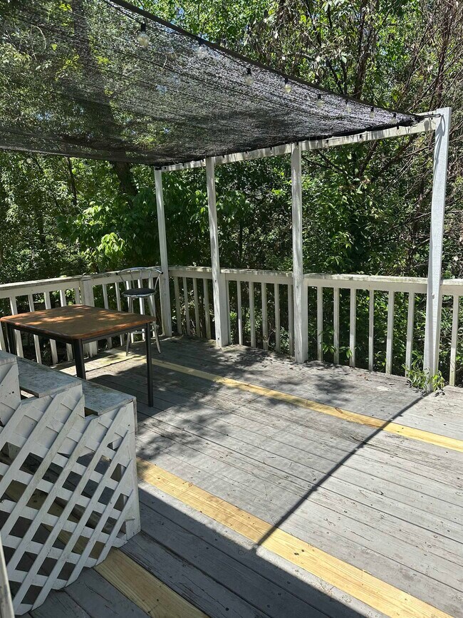 Building Photo - 2209 Gibbs Dr