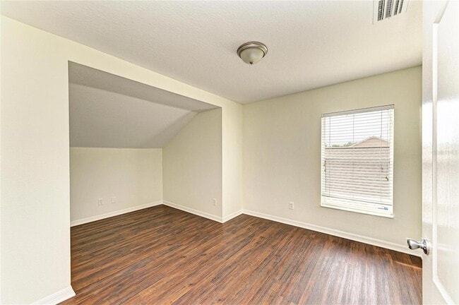 Building Photo - 15121 Searobbin Dr