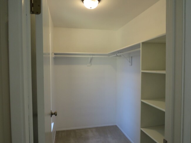 Building Photo - South Rose Hill Spacious updated Condo w/V...