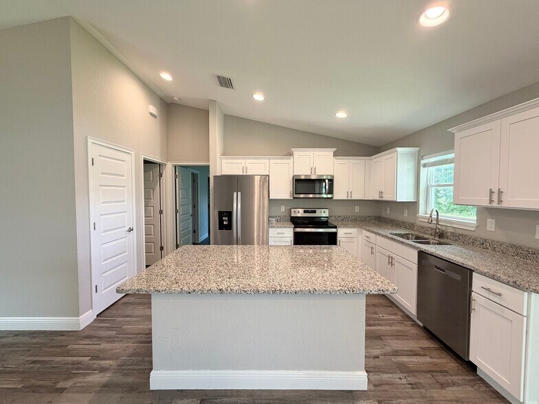 Building Photo - 9 Larch Dr