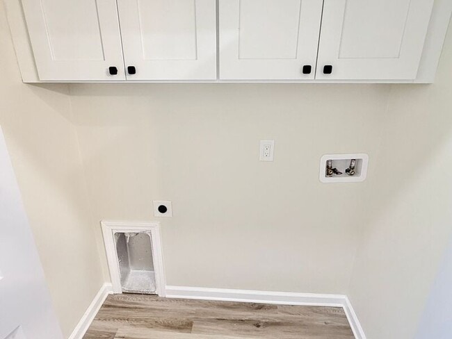 Building Photo - 751 Lloyd Alley