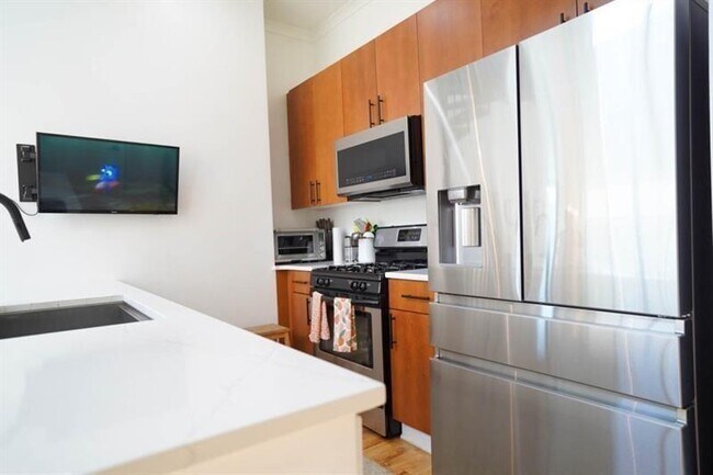 Building Photo - 384 Ralph McGill Blvd NE