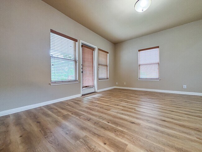 Building Photo - 1908 Tanger Ter