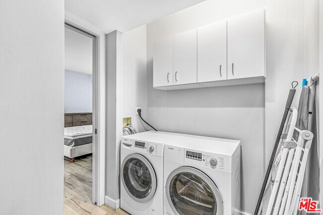 Building Photo - 1131 Alta Loma Rd