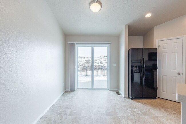 Building Photo - 3 bed 2 bath home