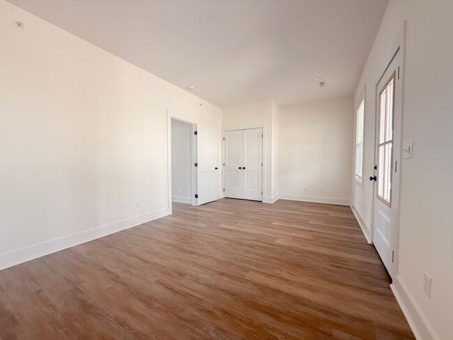 Building Photo - 1347 Belfair St