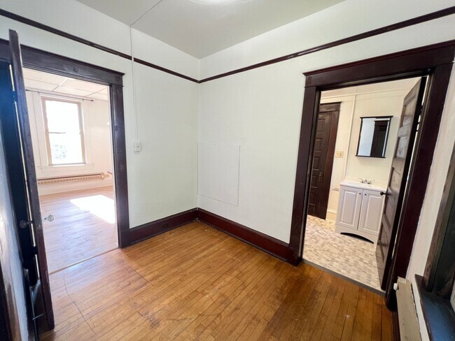 Building Photo - 2+ Bedroom Apartment - AVAILABLE AUGUST 1st!