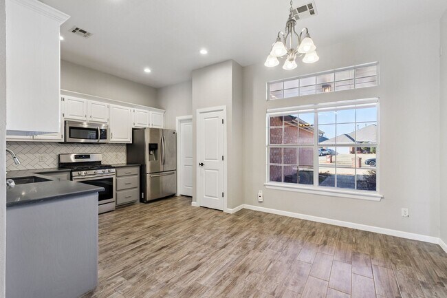 Building Photo - 824 Hunter Pl