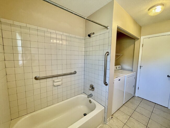 Building Photo - 4 Bed, 2 Bath Nest In Cottonade Close To Base
