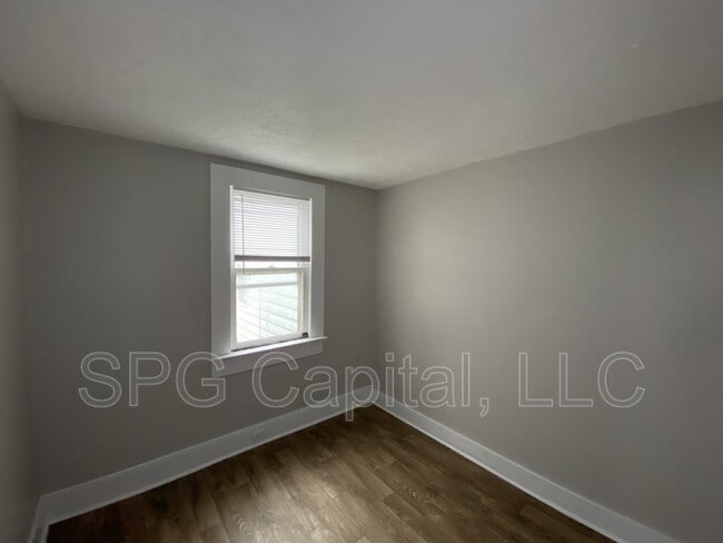 Building Photo - 325 Valley St