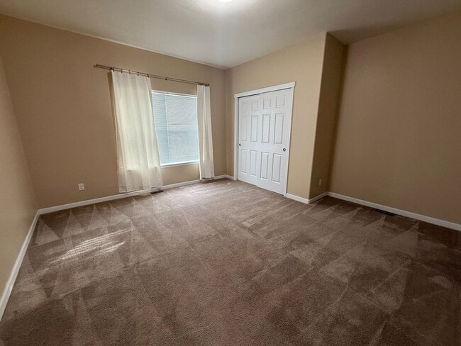 Building Photo - Gorgeous 4 bedroom with Triple Garage