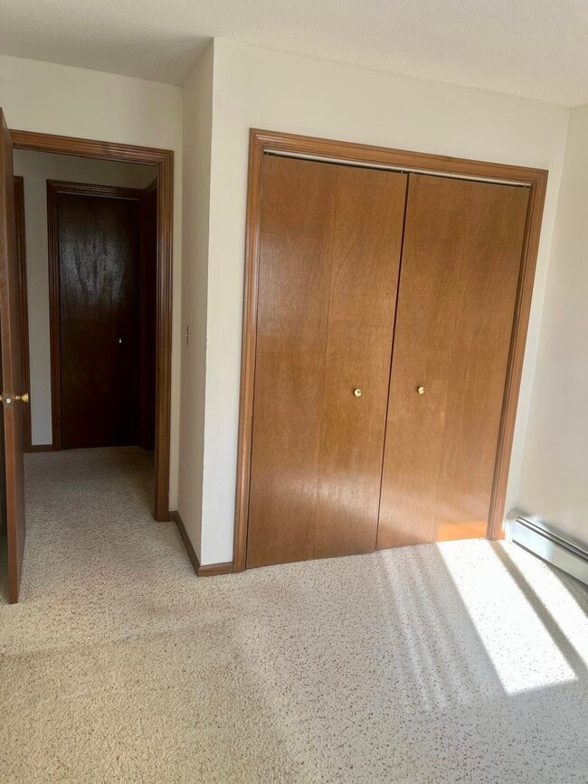 Building Photo - 649 Middle Tpke E