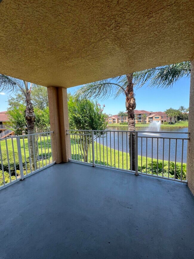 Building Photo - 181 SW Palm Dr