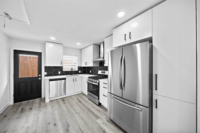Building Photo - 1106 W Tri Oaks Ln