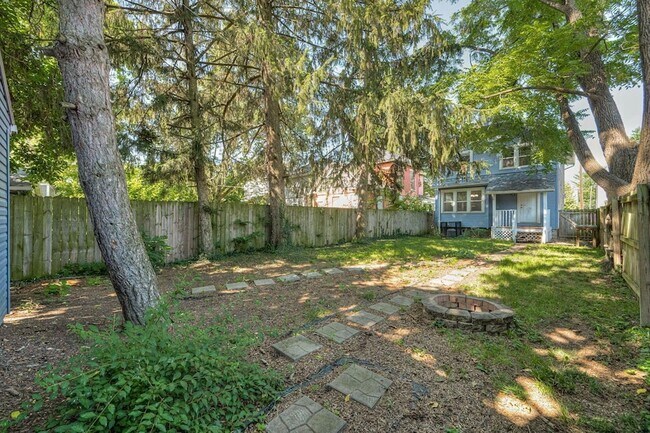 Building Photo - 906 S Champion Ave